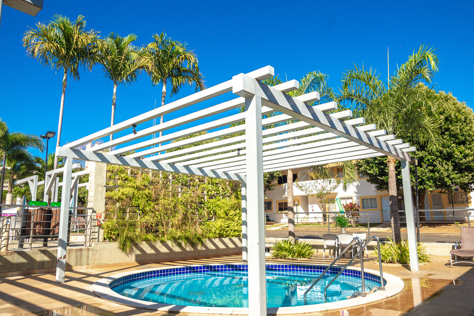 Piscina externa com pergolado branco — diRoma Resort em Caldas Novas Piscina externa com pergolado branco — diRoma Resort em Caldas Novas