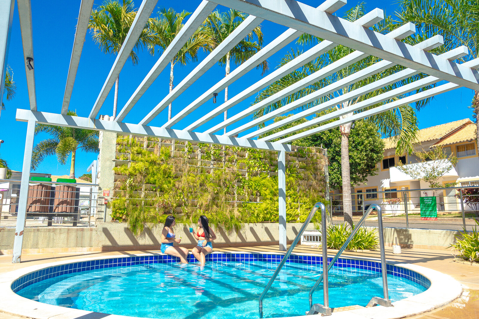 Piscina externa com pergolado e jardim — diRoma Resort em Caldas Novas Piscina externa com pergolado e jardim — diRoma Resort em Caldas Novas