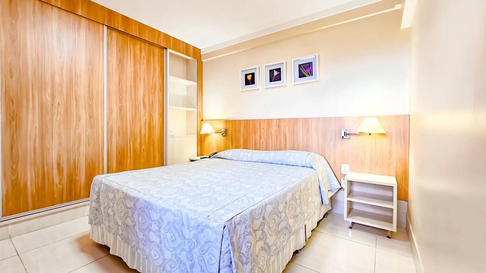 Quarto com cama de casal — Piazza diRoma em Caldas Novas Quarto com cama de casal — Piazza diRoma em Caldas Novas