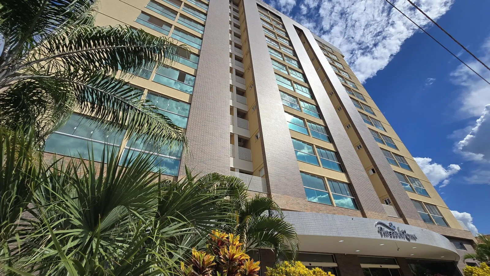 Fachada do hotel em ângulo externo — Piazza diRoma em Caldas Novas Fachada do hotel em ângulo externo — Piazza diRoma em Caldas Novas