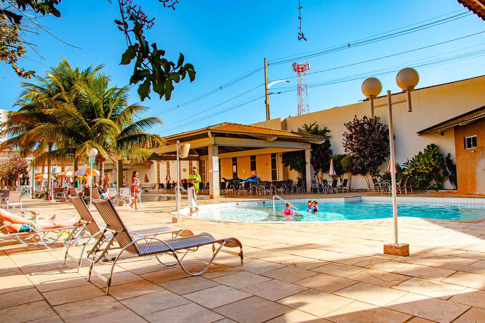 Área de lazer com piscina externa — diRoma Exclusive em Caldas Novas Área de lazer com piscina externa — diRoma Exclusive em Caldas Novas