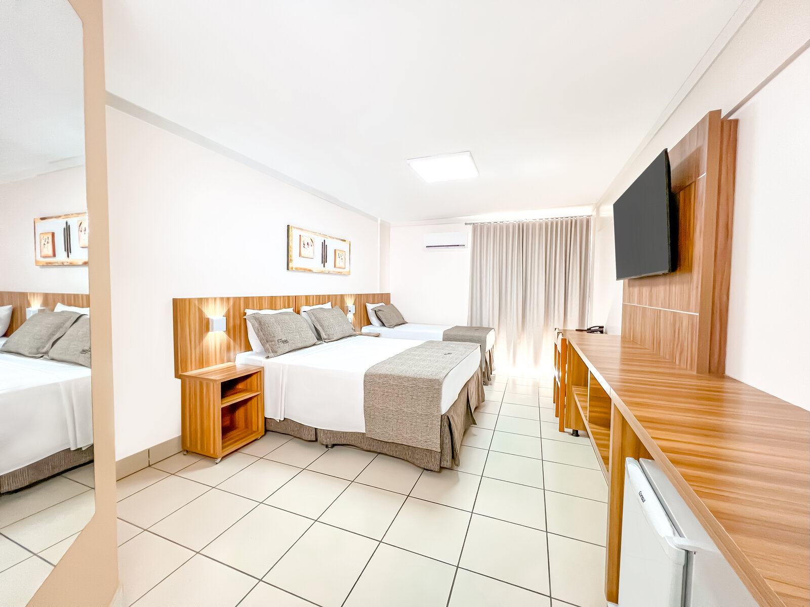 Quarto com camas de casal e solteiro — diRoma Exclusive em Caldas Novas Quarto com camas de casal e solteiro — diRoma Exclusive em Caldas Novas