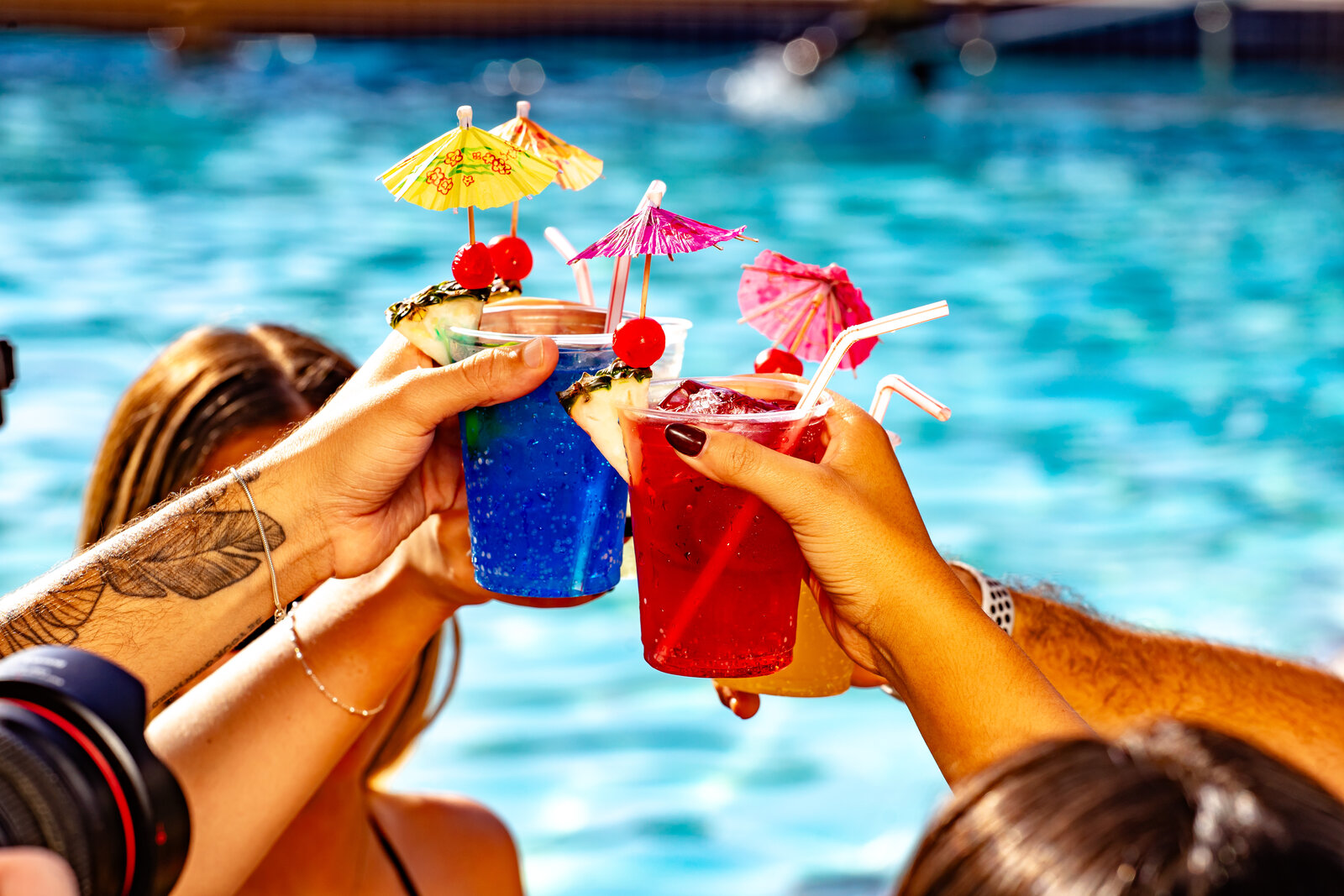 Drinks tropicais na piscina do hotel — diRoma Fiori em Caldas Novas Drinks tropicais na piscina do hotel — diRoma Fiori em Caldas Novas