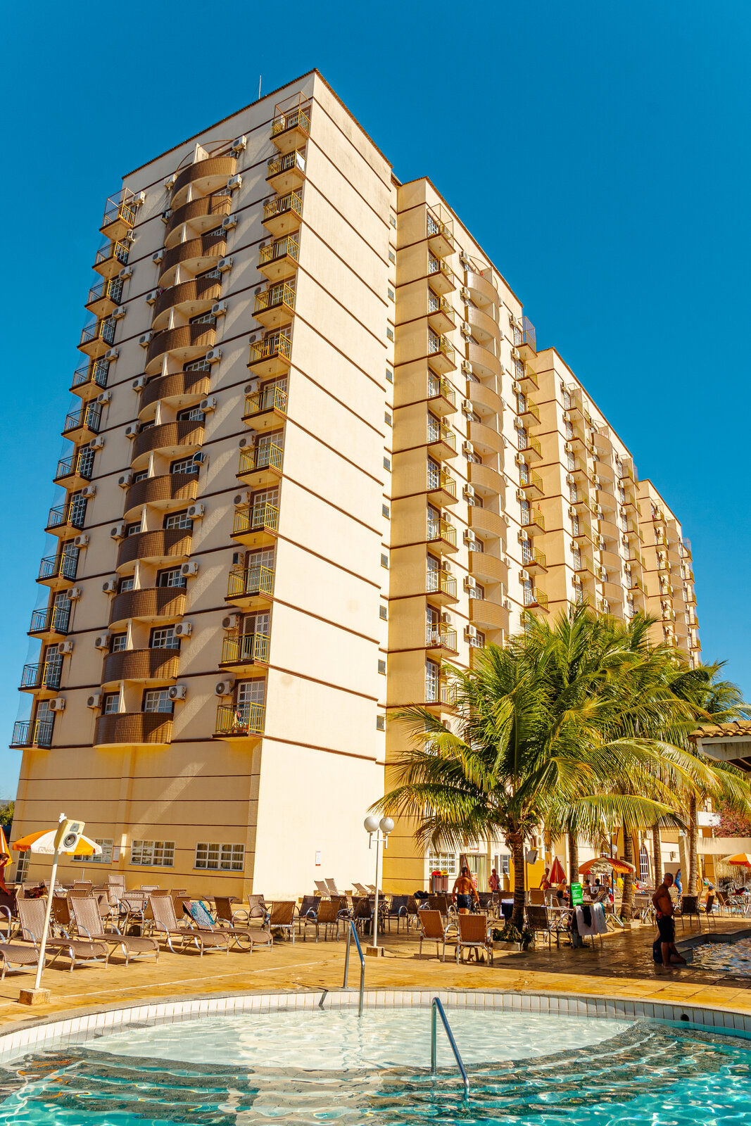 Área de lazer com piscina externa — diRoma Exclusive em Caldas Novas Área de lazer com piscina externa — diRoma Exclusive em Caldas Novas