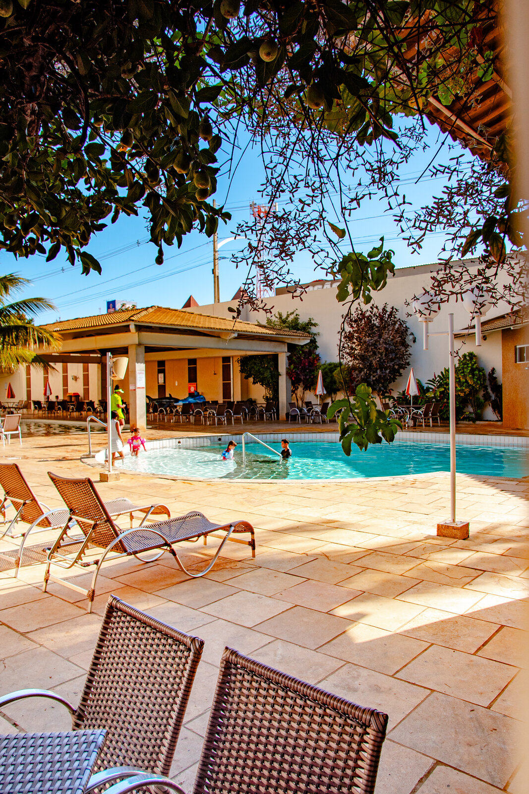 Área de piscina com espreguiçadeiras — diRoma Exclusive em Caldas Novas Área de piscina com espreguiçadeiras — diRoma Exclusive em Caldas Novas