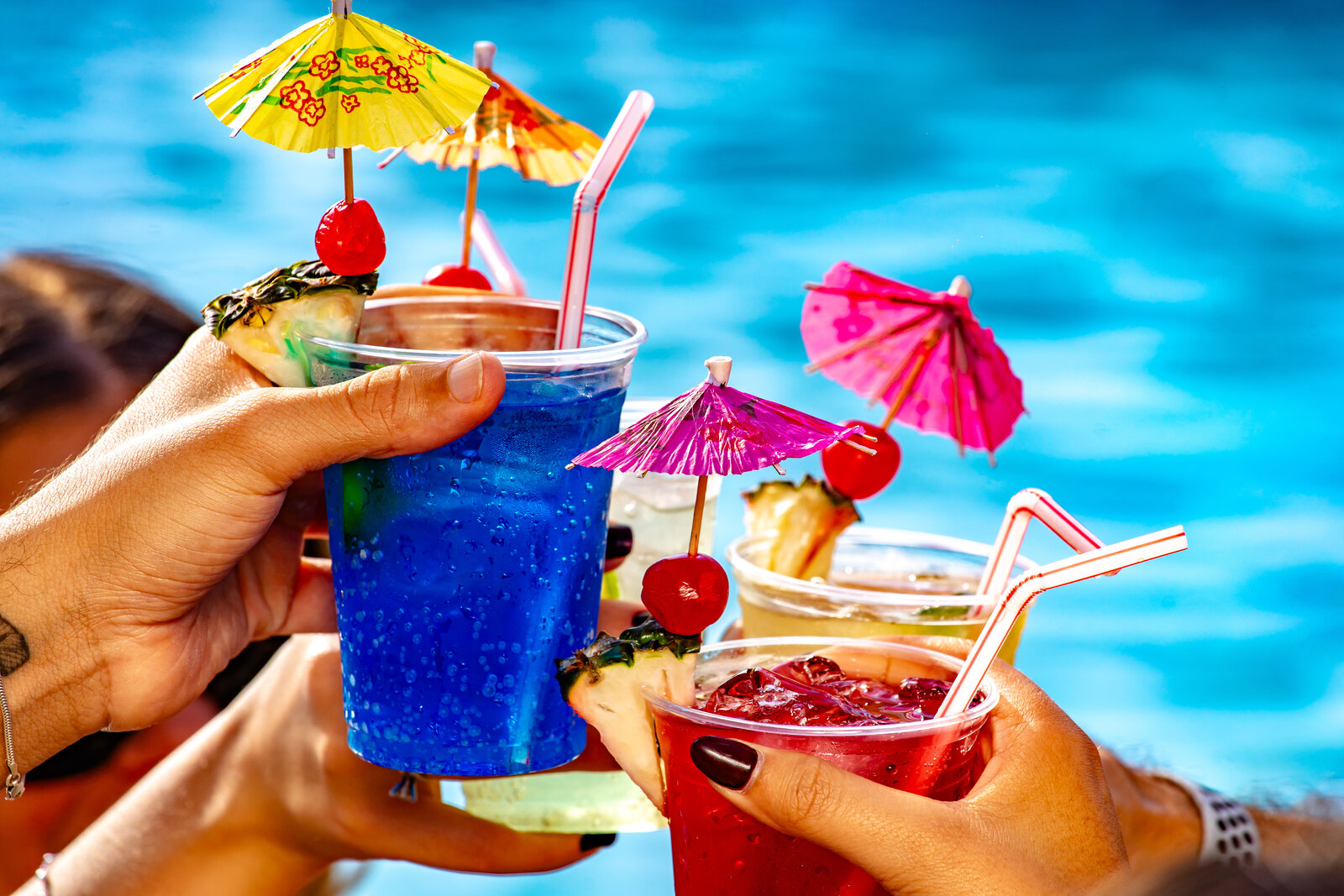 Drinks refrescantes na beira da piscina — diRoma Fiori em Caldas Novas Drinks refrescantes na beira da piscina — diRoma Fiori em Caldas Novas
