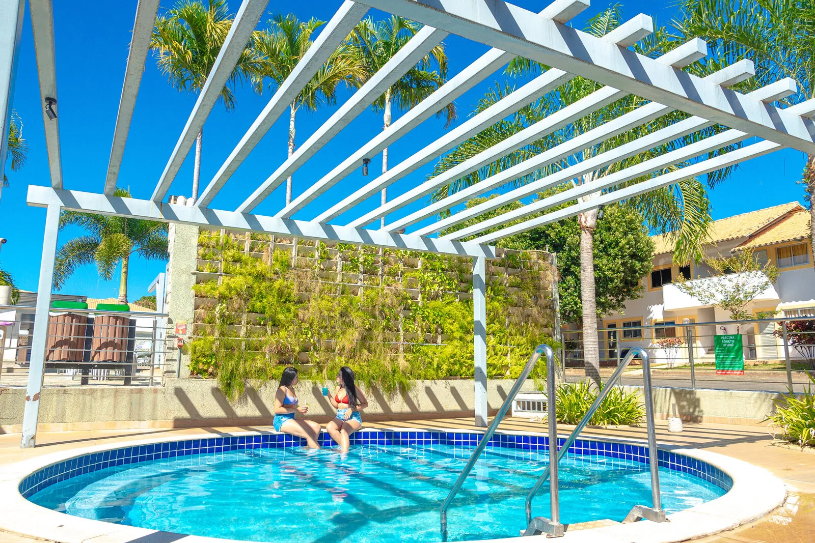Piscina externa com pergolado e jardim — diRoma Resort em Caldas Novas Piscina externa com pergolado e jardim — diRoma Resort em Caldas Novas