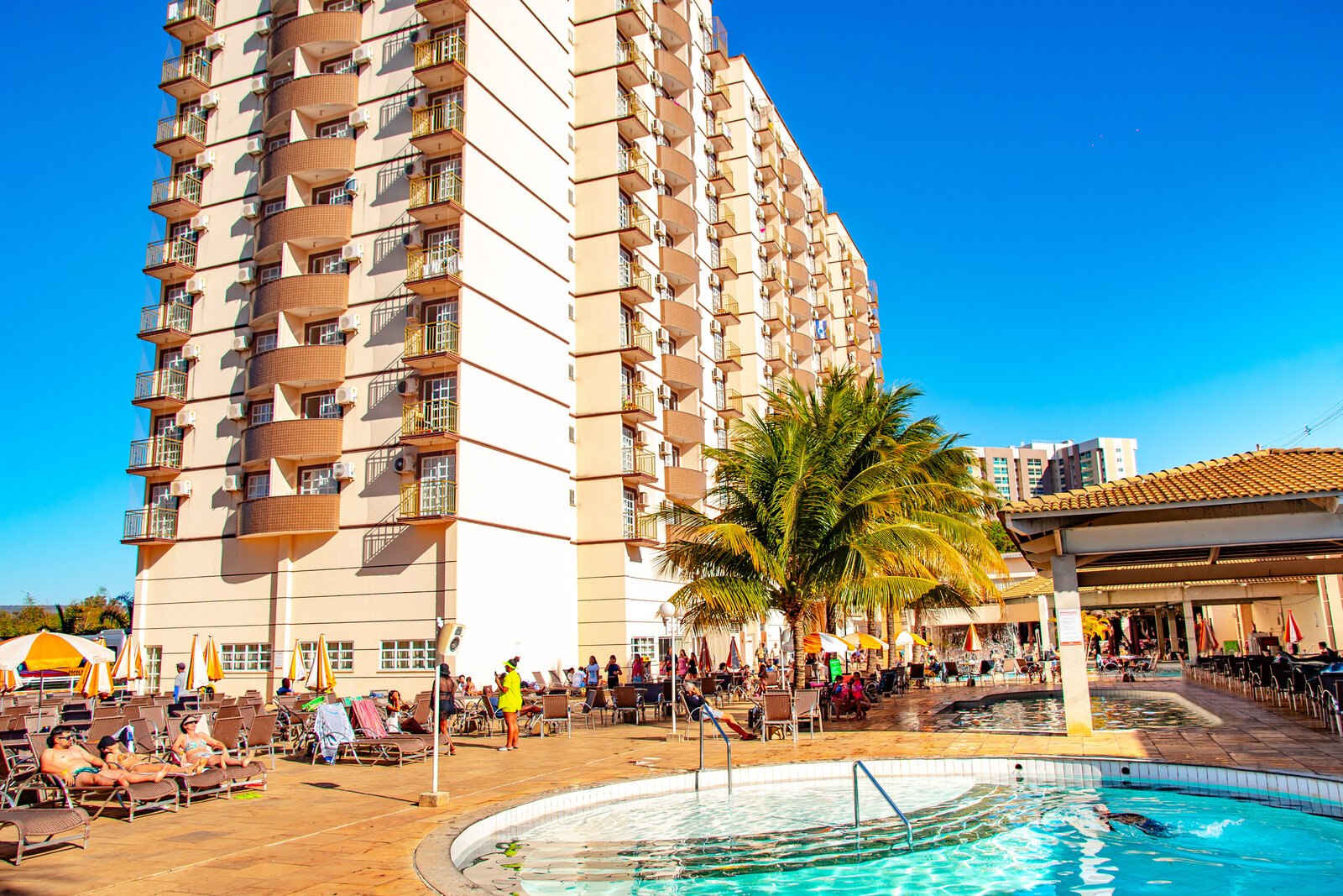 Área de lazer com piscina externa — diRoma Exclusive em Caldas Novas Área de lazer com piscina externa — diRoma Exclusive em Caldas Novas