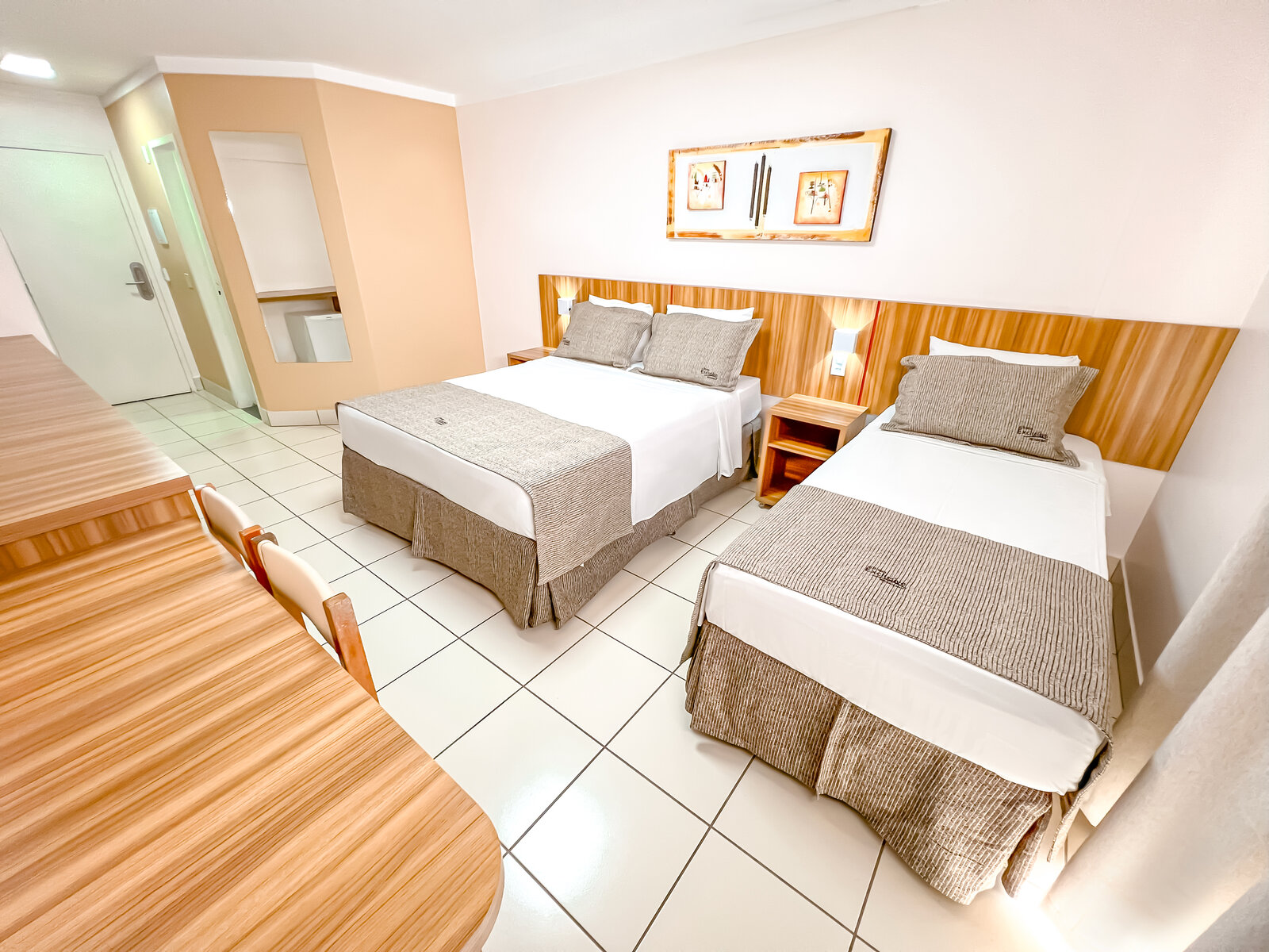 Quarto com duas camas de casal — diRoma Exclusive em Caldas Novas Quarto com duas camas de casal — diRoma Exclusive em Caldas Novas