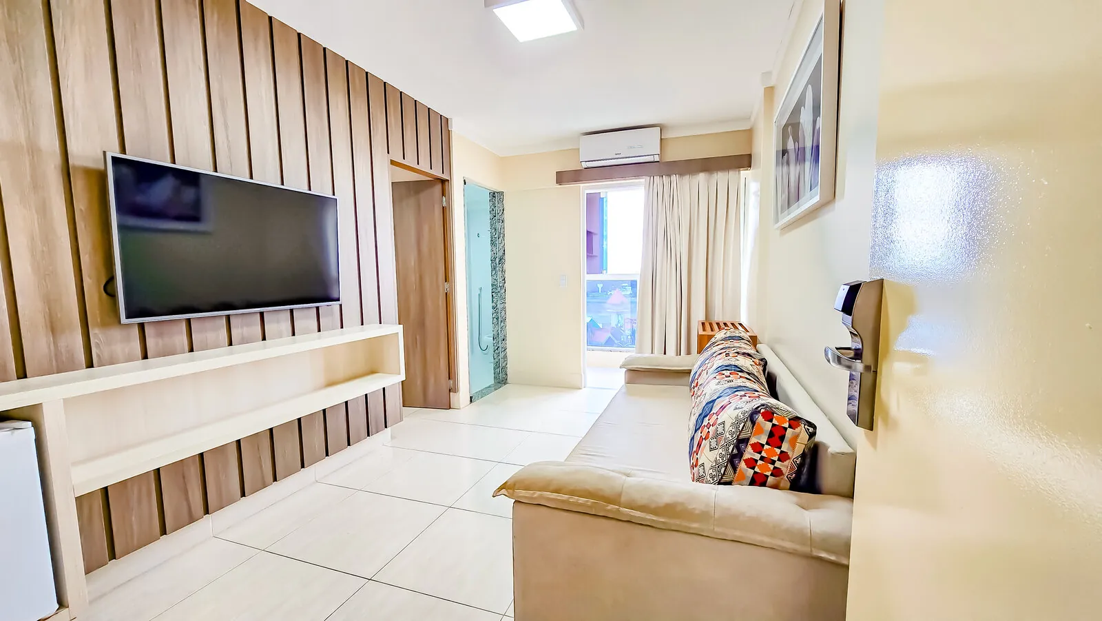 Sala de estar com sofá-cama — Piazza diRoma em Caldas Novas Sala de estar com sofá-cama — Piazza diRoma em Caldas Novas