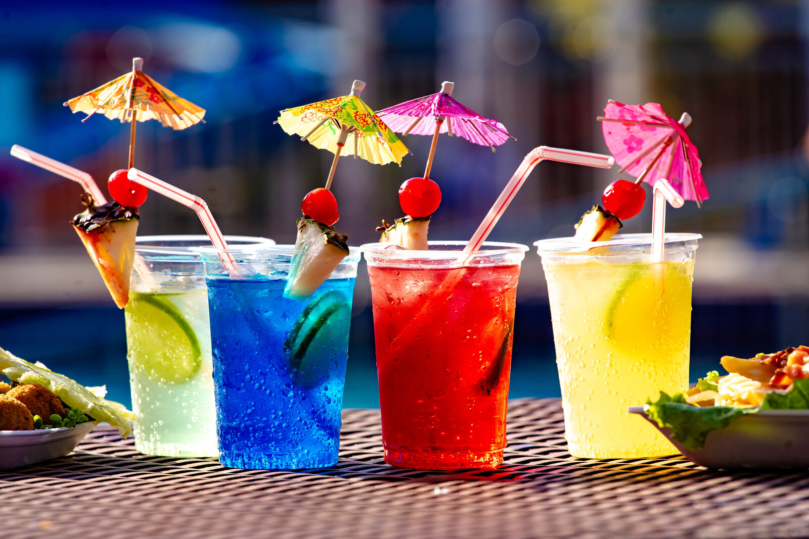 Drinks variados na beira da piscina — diRoma Fiori em Caldas Novas Drinks variados na beira da piscina — diRoma Fiori em Caldas Novas