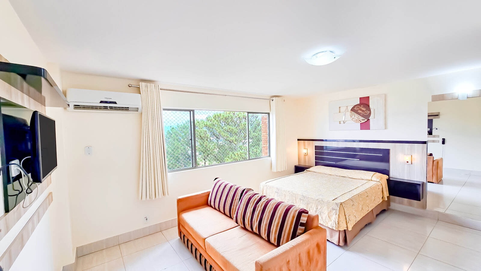 Quarto de hotel com sofá-cama — Império Romano em Caldas Novas Quarto de hotel com sofá-cama — Império Romano em Caldas Novas