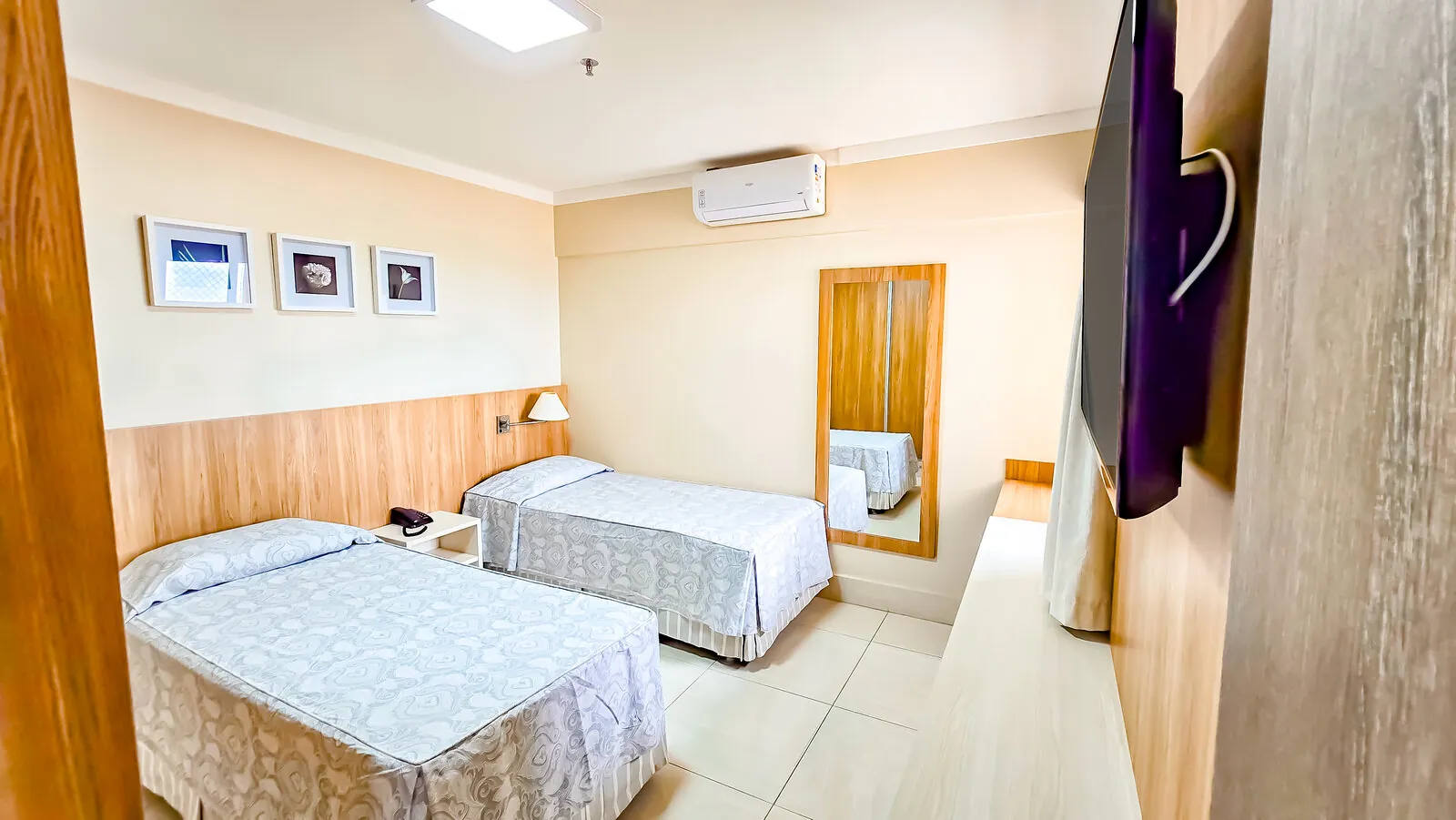 Quarto com duas camas de solteiro — Piazza diRoma em Caldas Novas Quarto com duas camas de solteiro — Piazza diRoma em Caldas Novas