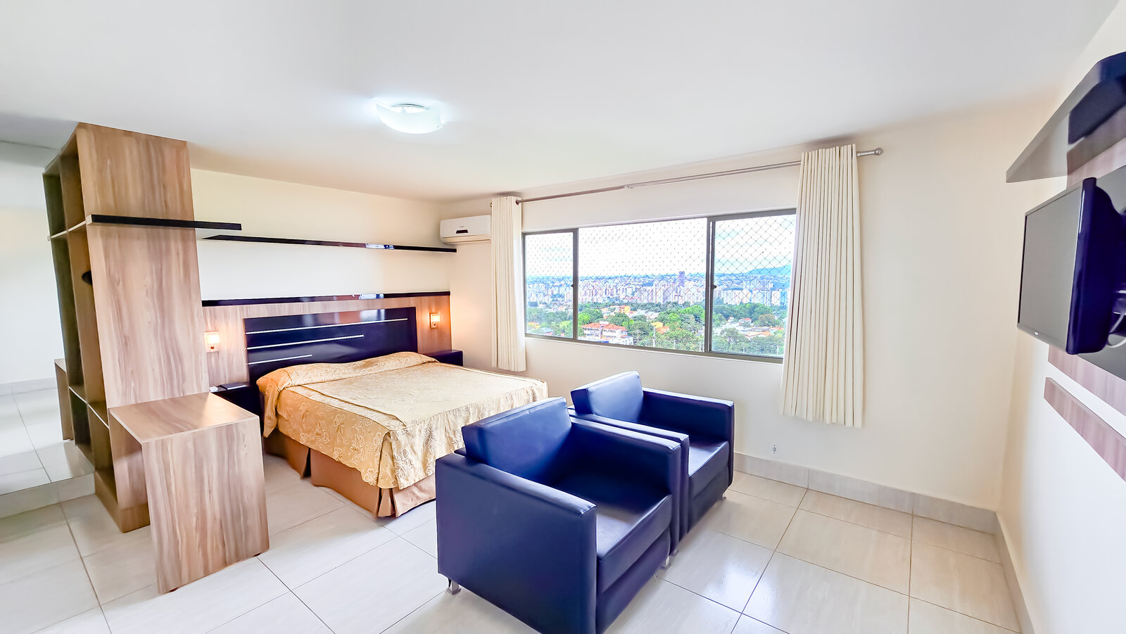 Suíte com cama de casal e poltronas — Império Romano em Caldas Novas Suíte com cama de casal e poltronas — Império Romano em Caldas Novas