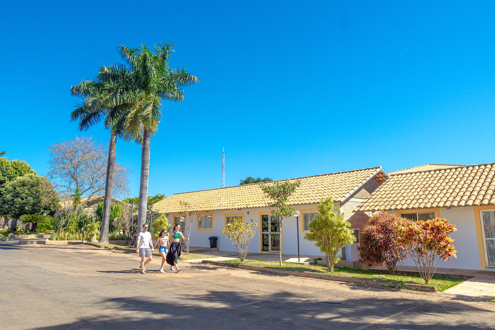 Área externa com chalés e jardins — diRoma Resort em Caldas Novas Área externa com chalés e jardins — diRoma Resort em Caldas Novas